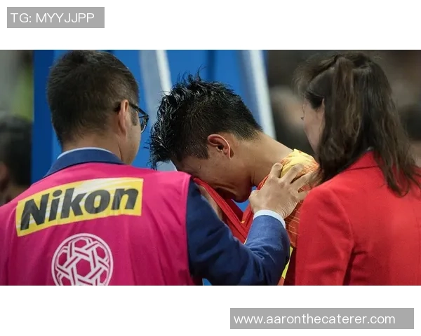 足球明星在赛场上泪洒瞬间感动无数球迷展现真情流露的背后故事