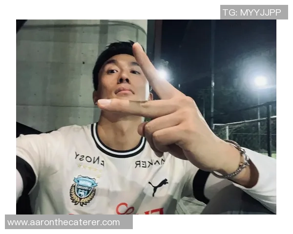 足球明星戴头带的时尚潮流与运动表现的完美结合探讨 足球明星戴头带的时尚潮流与运动表现的完美结合探讨