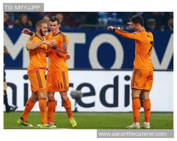 足球明星配对连线图揭示球员默契与合作关系的深度分析与探讨 足球明星配对连线图揭示球员默契与合作关系的深度分析与探讨